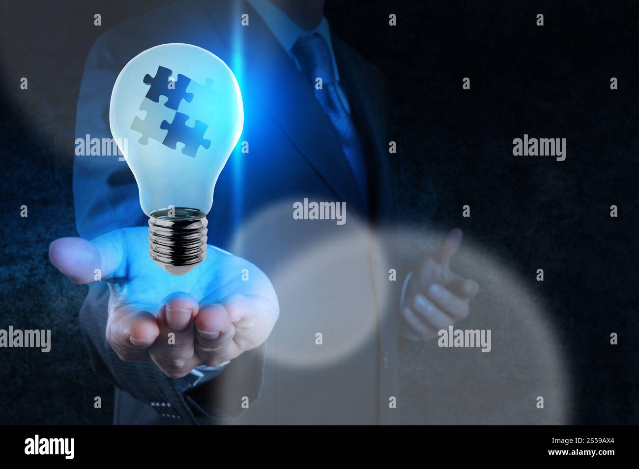 Geschäftsmann Hand zeigt Licht und Puzzle Partnerschaft Stockfoto
