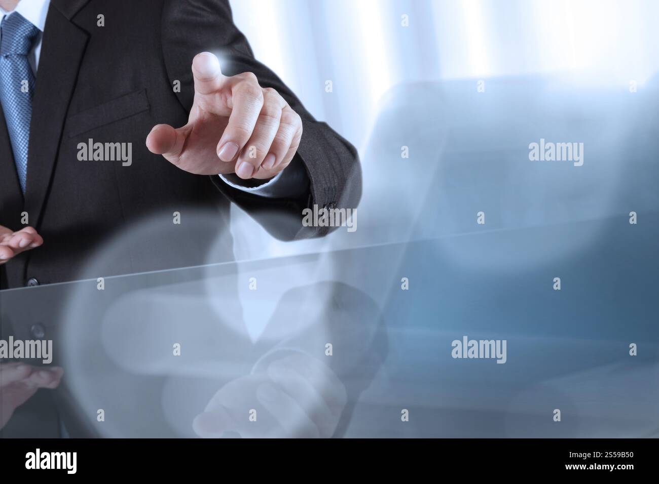 Geschäftsmann Hand auf Knopfdruck Touchscreen auf Server-Hintergrund Stockfoto