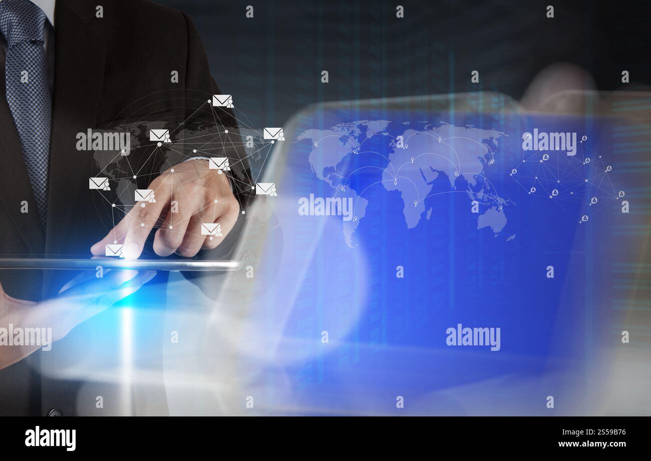 Doppelbelichtung Geschäftsmann Hand drücken e-Mail-Zeichen als Konzept Stockfoto