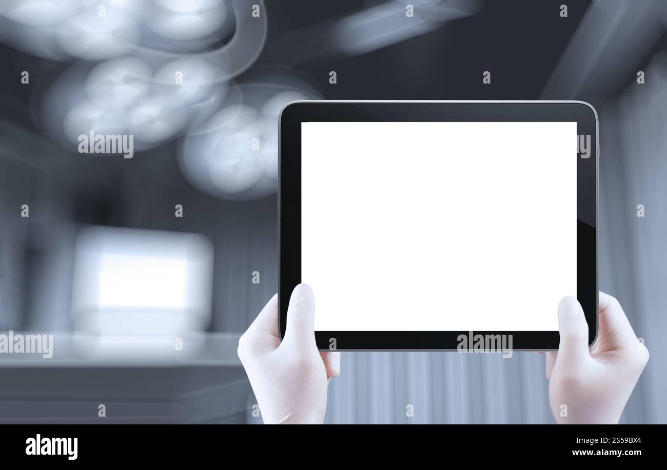 Arzt arbeitet mit Tablet-Computer mit OP-Saal Stockfoto