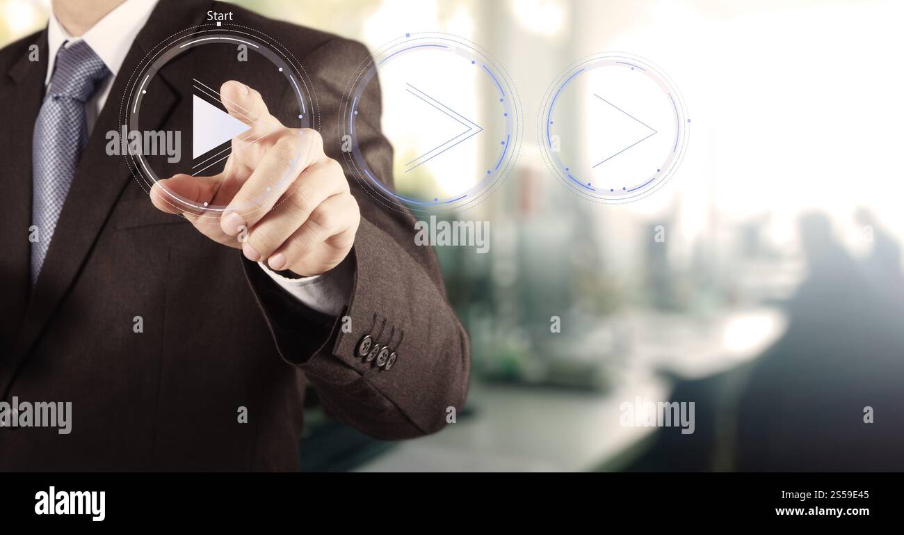 Geschäftsmann Hand drücken Sie die play Taste Zeichen zu starten oder zu initiieren Projekte als Konzept Stockfoto
