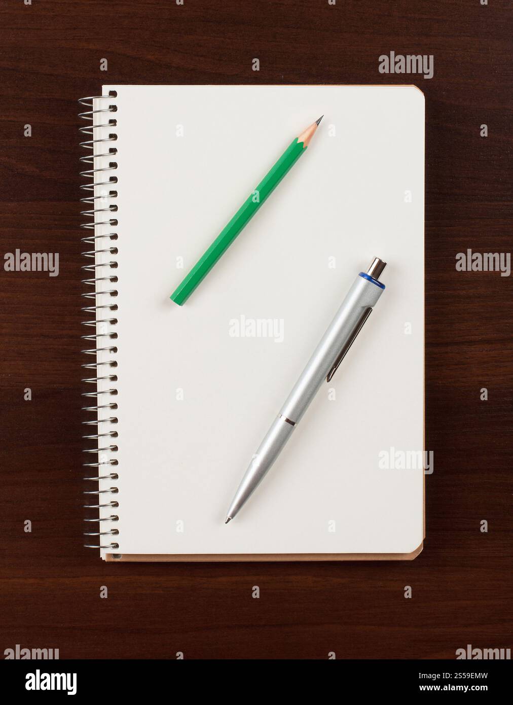 Stift und leeres Papier auf Holztisch. Stift und leeres Papier Stockfoto