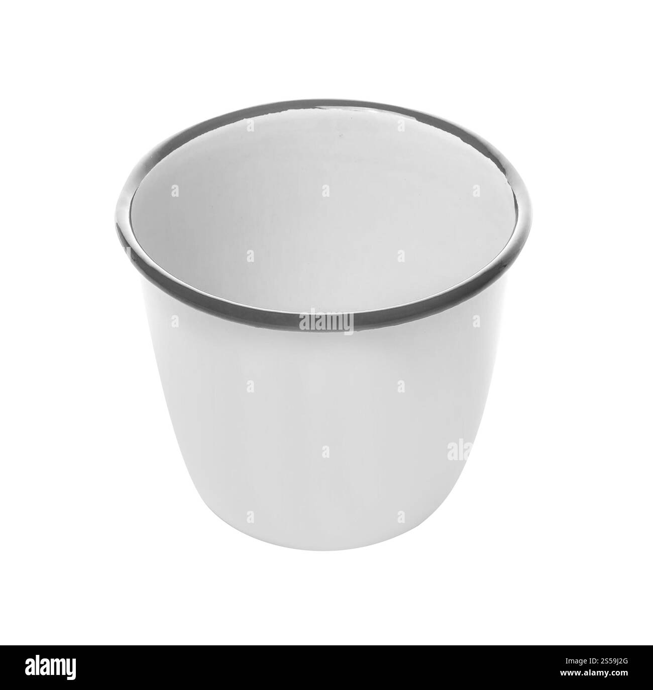 Becher aus weißer Emaille isoliert auf weißem Hintergrund Stockfoto