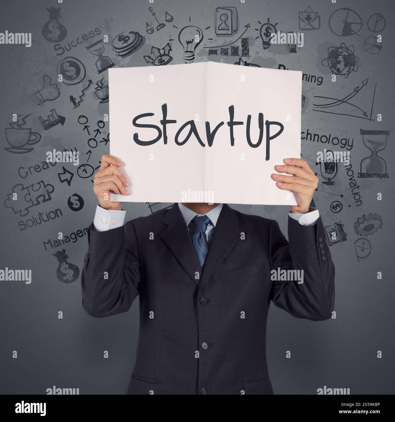 Geschäftsmann Hand zeigen Buch von Startup-Unternehmen als Konzept Stockfoto