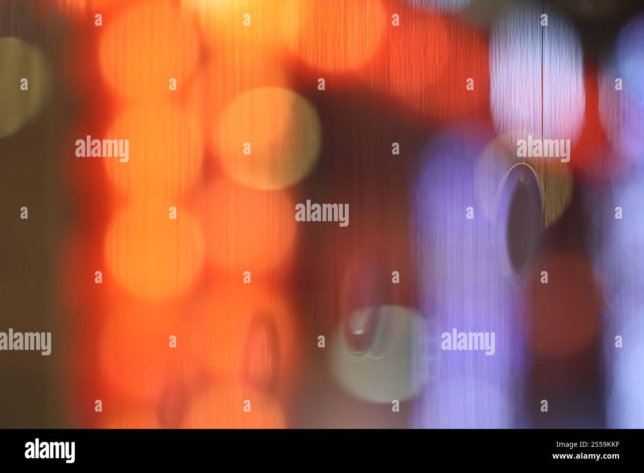 Abstraktes verschwommenes Bokeh auf Glashintergrund Stockfoto