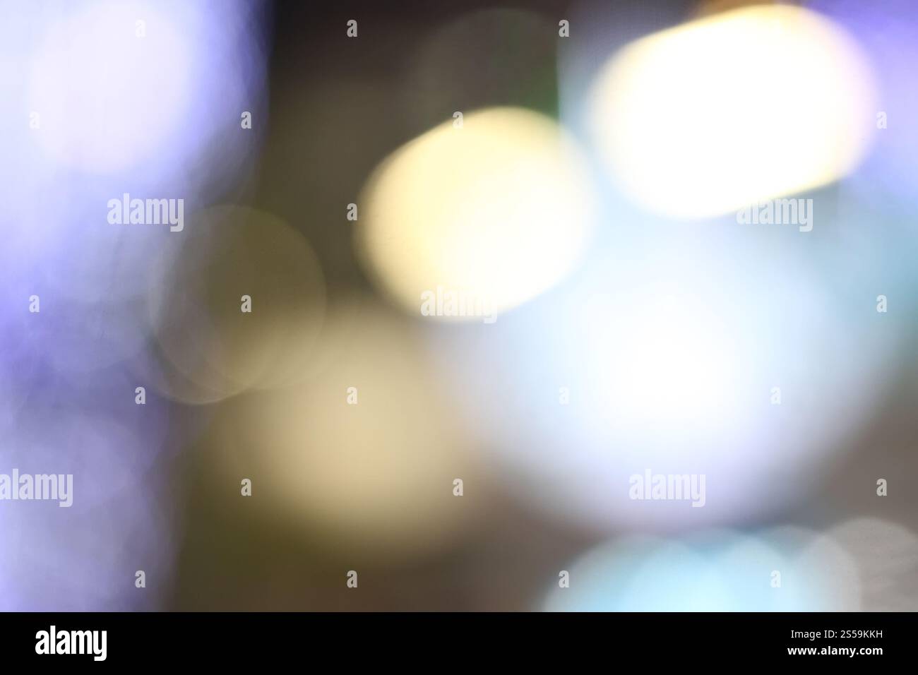 Abstraktes verschwommenes Bokeh auf Glashintergrund Stockfoto