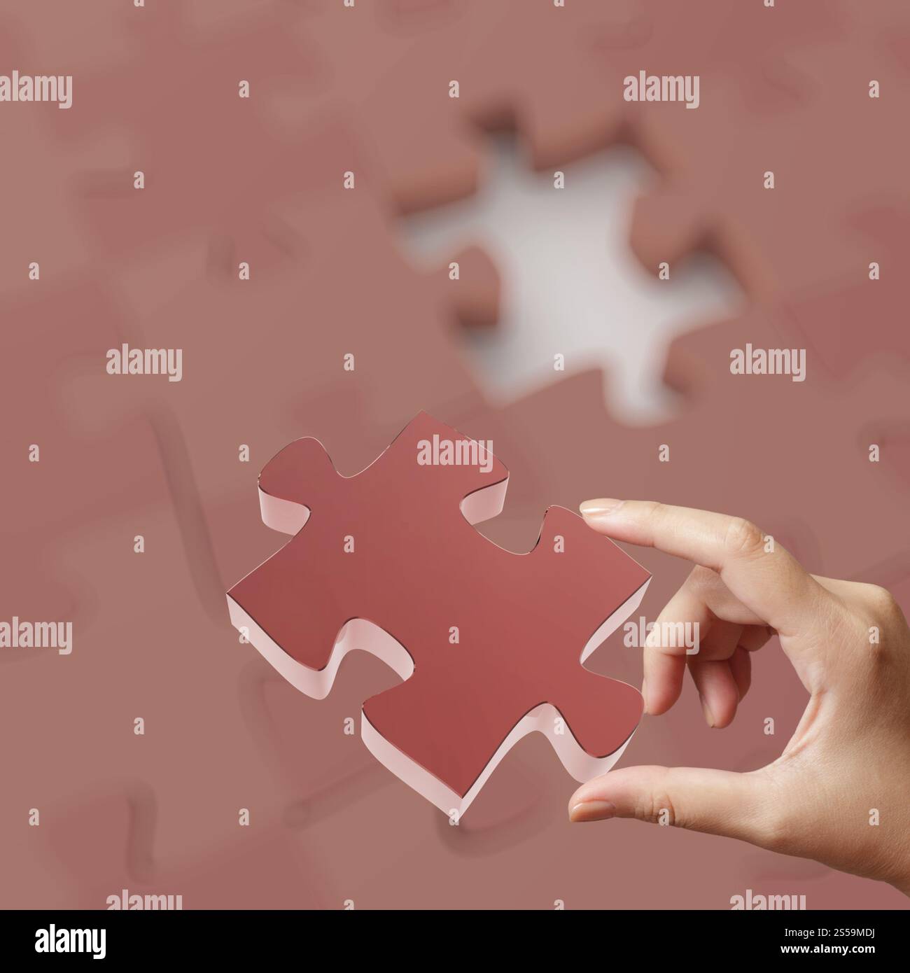 weibliche Hand Platzierung letzte Stück des Puzzles als Konzept Stockfoto