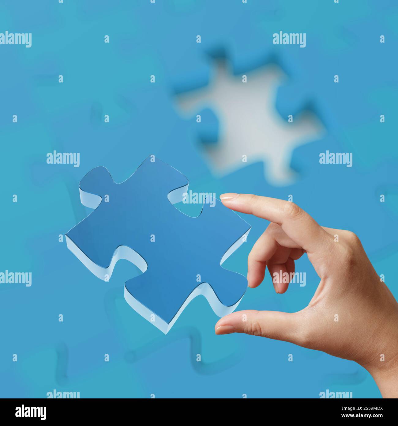 weibliche Hand Platzierung letzte Stück des Puzzles als Konzept Stockfoto