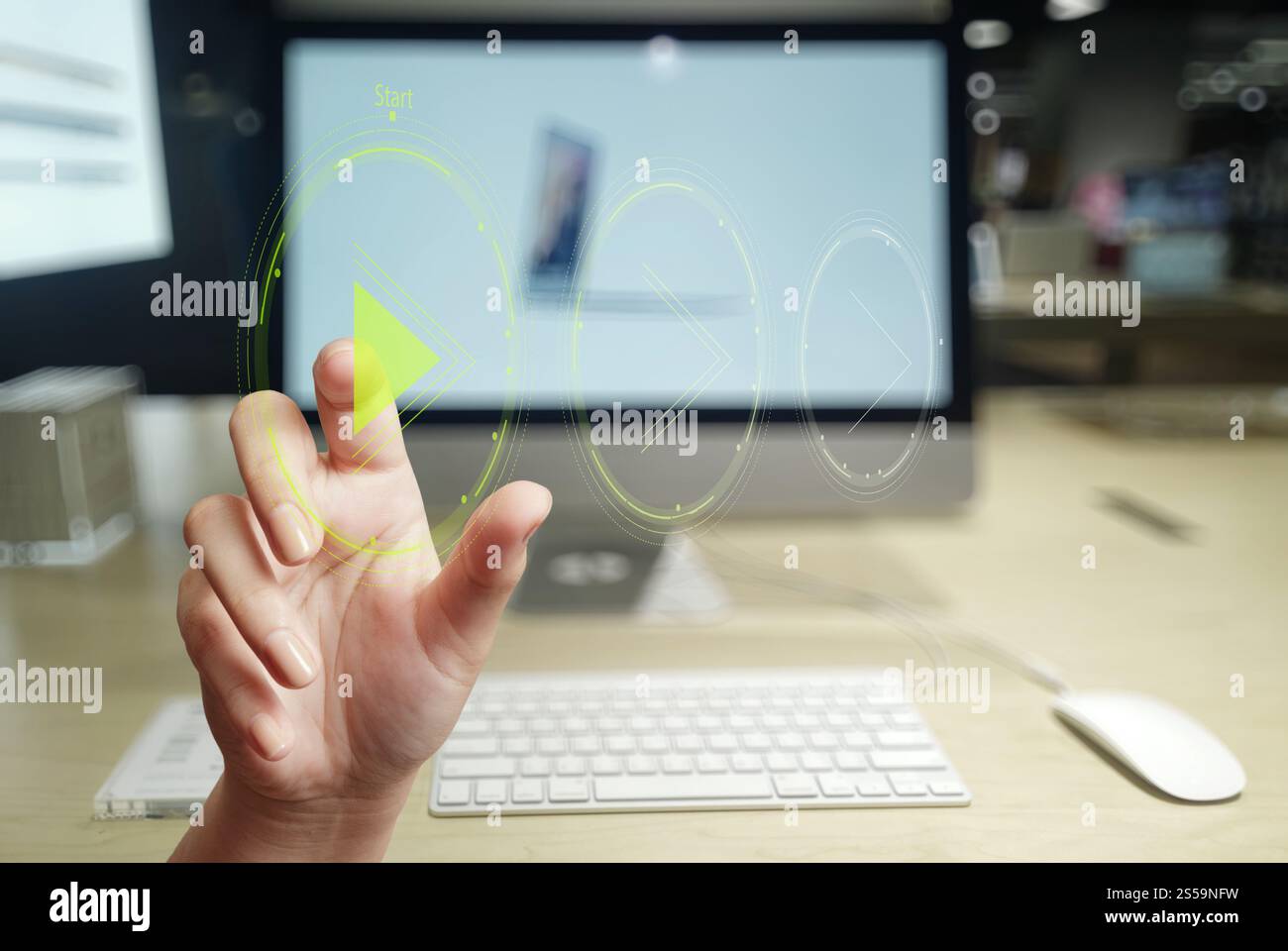 Hand drücken Sie die play Taste Zeichen zu starten oder zu initiieren Projekte als Konzept Stockfoto