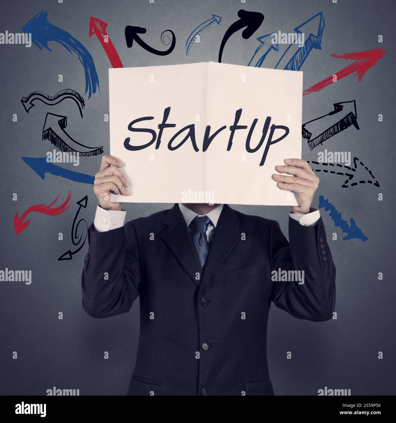 Geschäftsmann Hand zeigen Buch von Startup-Unternehmen als Konzept Stockfoto