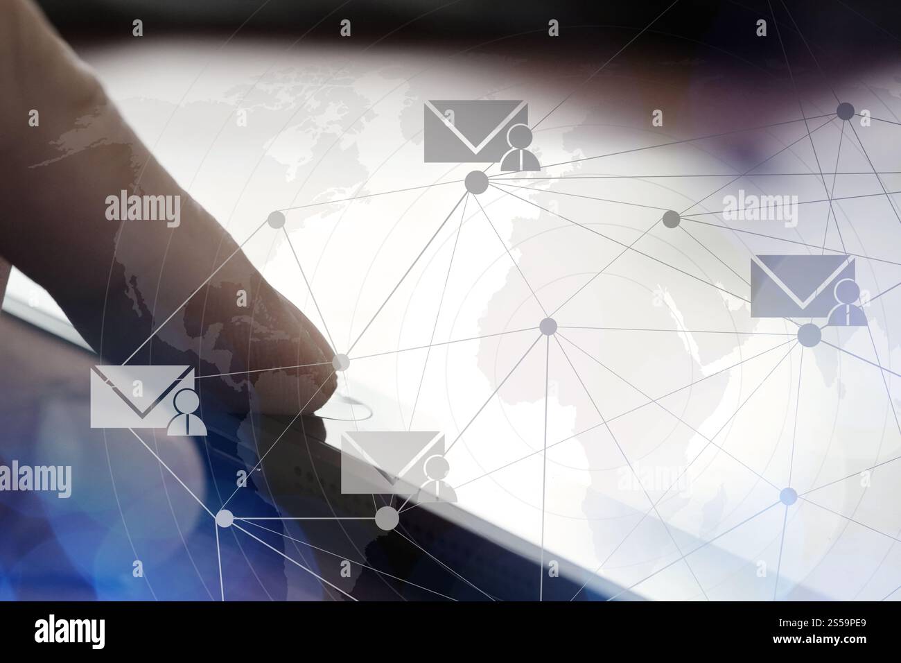Geschäftsmann Finger verwenden Tablet-Computer mit virtuellem E-Mail-Symbol als Konzept Stockfoto