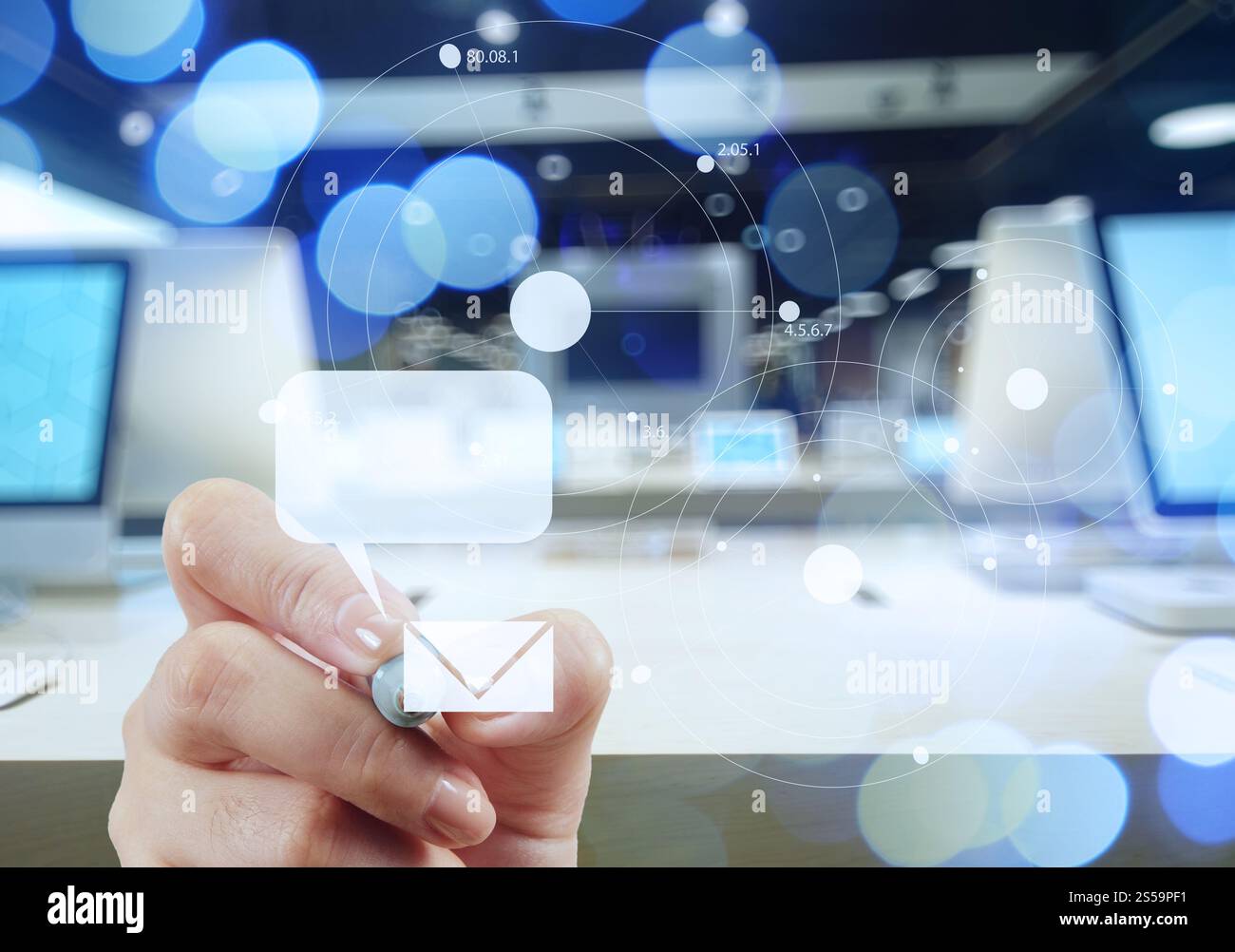 Geschäftsmann Hand interaktive Computer als Konzept mit virtuellen e-Mail-Symbol verwenden Stockfoto
