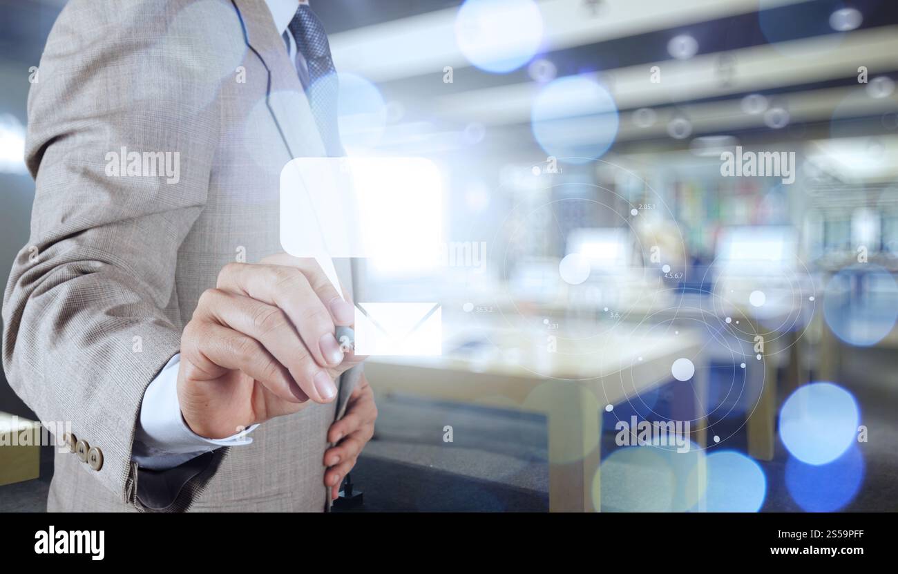 Geschäftsmann Hand interaktive Computer als Konzept mit virtuellen e-Mail-Symbol verwenden Stockfoto