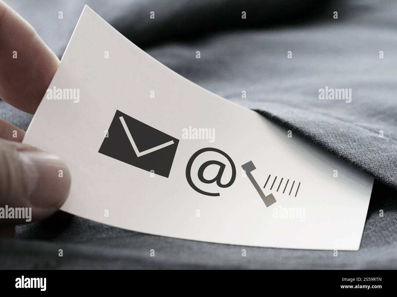 Nahaufnahme des Geschäftsmannes Hand Picking Visitenkarte Icon Kontaktieren Sie uns Konzept aus der Tasche des grauen Anzug Jacke Hintergrund Stockfoto