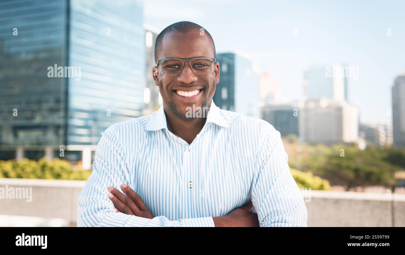 Selbstbewusster Business Professional lächelt im Freien in der Umgebung der Stadt Stockfoto