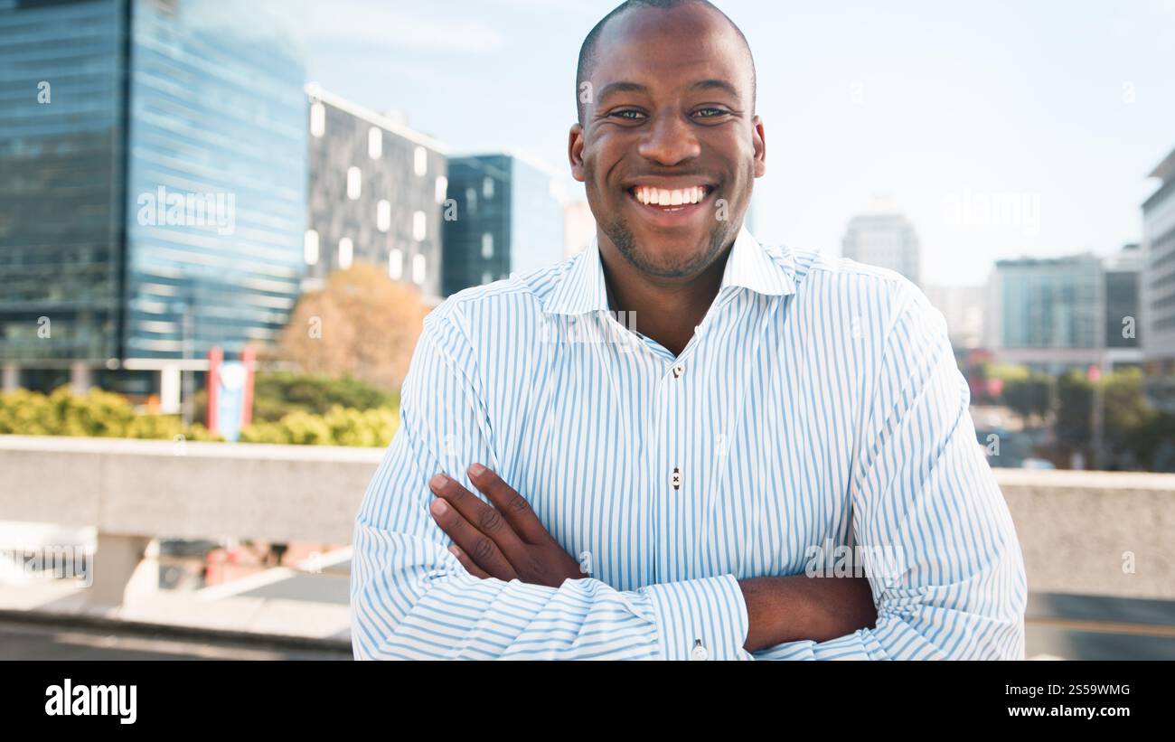 Selbstbewusster professioneller Mann, der draußen in einer städtischen Umgebung lächelt Stockfoto
