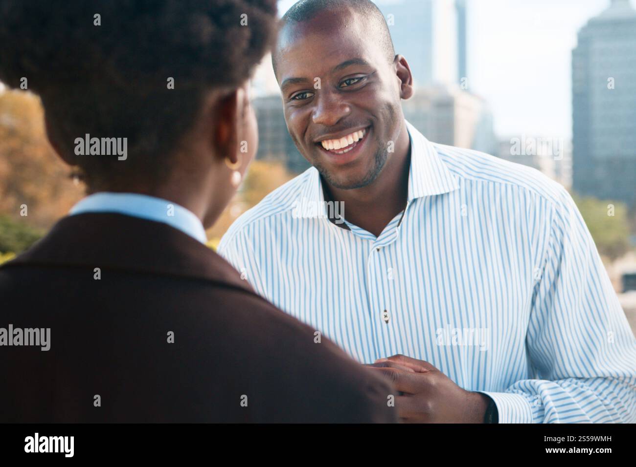 Zwei Freunde, die sich in der Stadt im Freien unterhalten Stockfoto