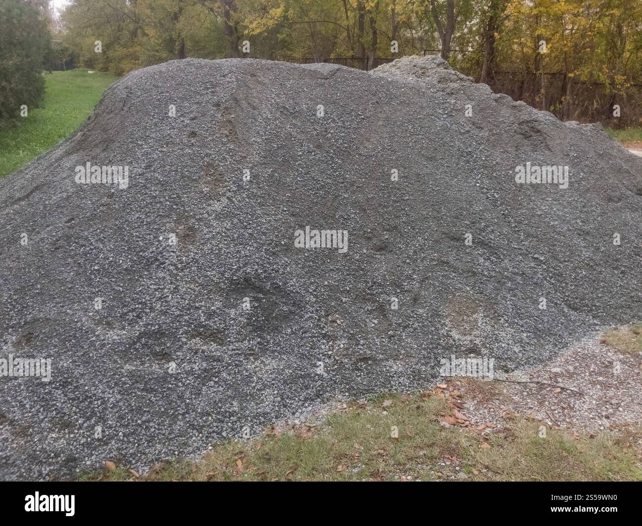 Kies für Asphaltpflaster und Steinabdeckungen Stockfoto