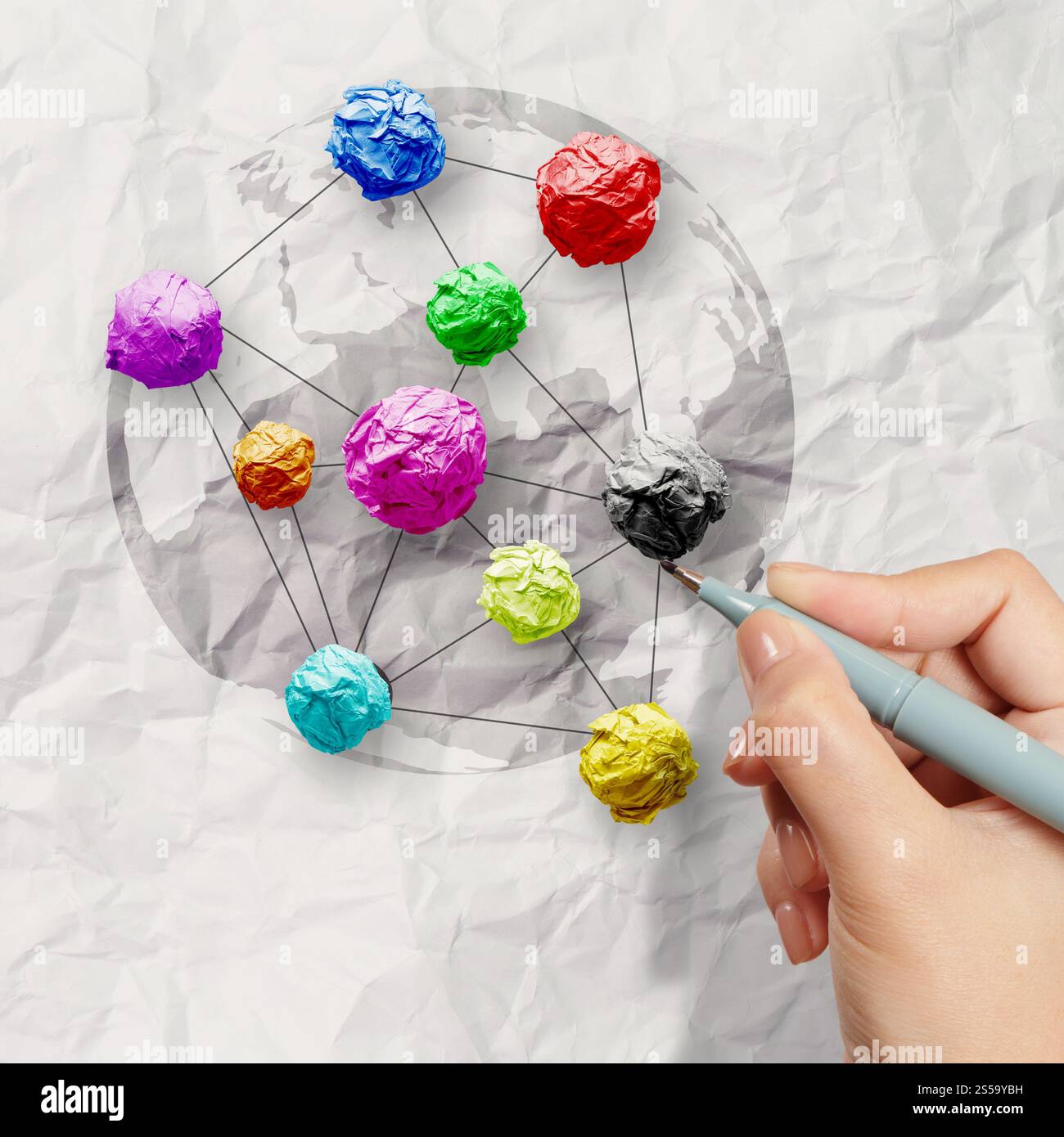 Hand greift Farben zerknittertes Papier als soziales Netzwerkstruktur auf faltige Papier Kreativkonzept Stockfoto