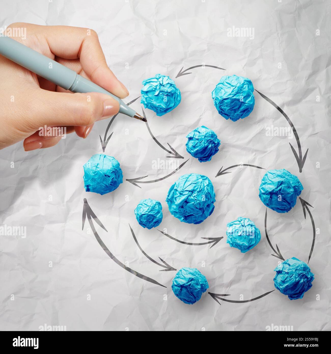 zerknittertes Papier als soziales Netzwerkstruktur auf faltige Papier Kreativkonzept Stockfoto