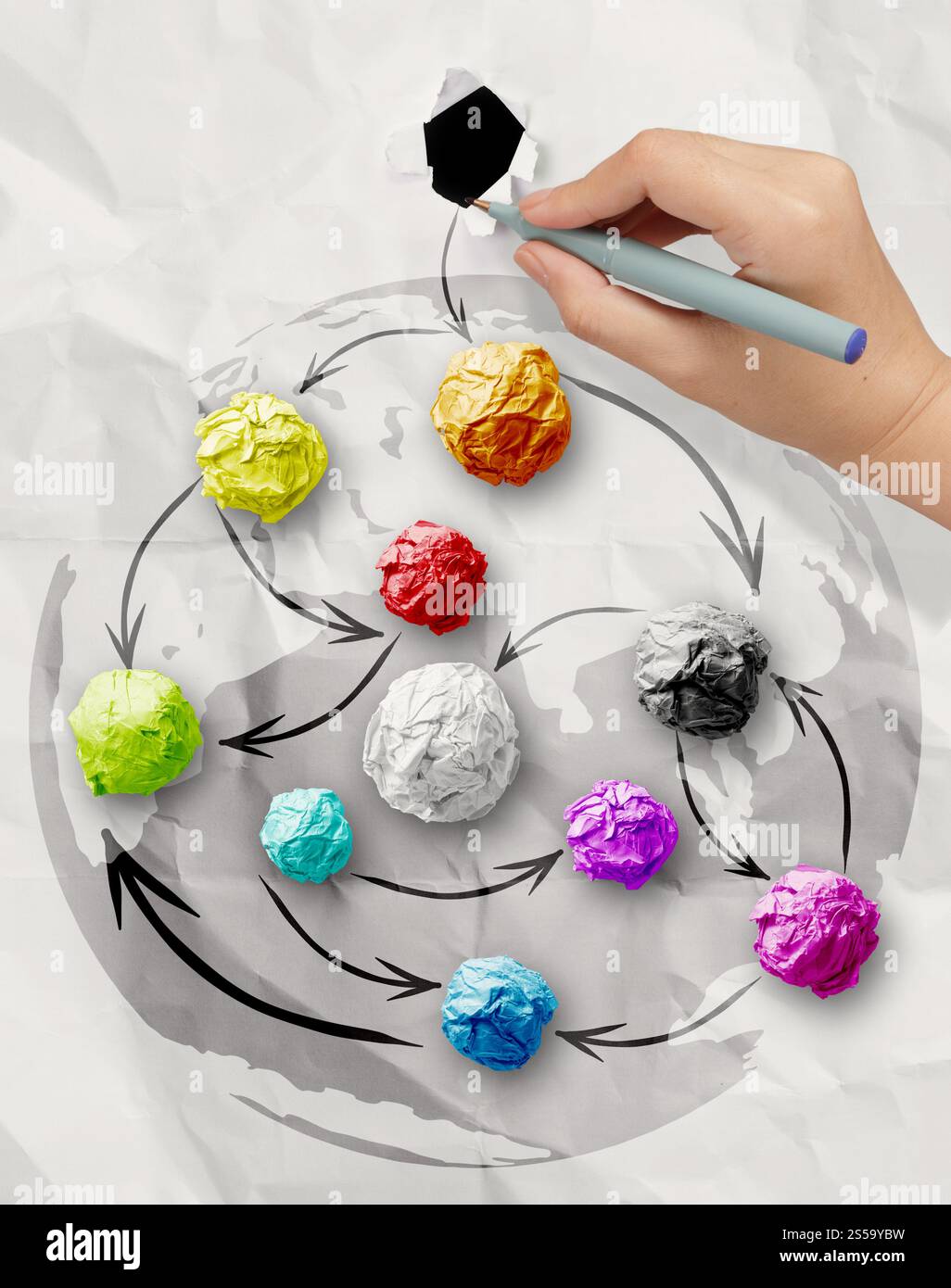 Hand greift Farben zerknittertes Papier als soziales Netzwerkstruktur auf faltige Papier Kreativkonzept Stockfoto