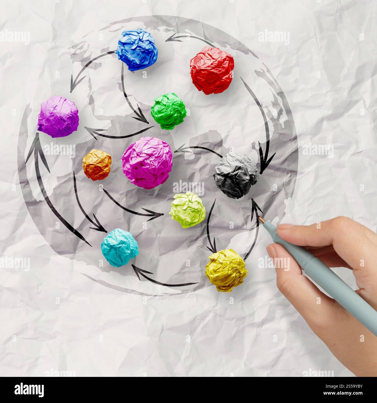 Hand greift Farben zerknittertes Papier als soziales Netzwerkstruktur auf faltige Papier Kreativkonzept Stockfoto