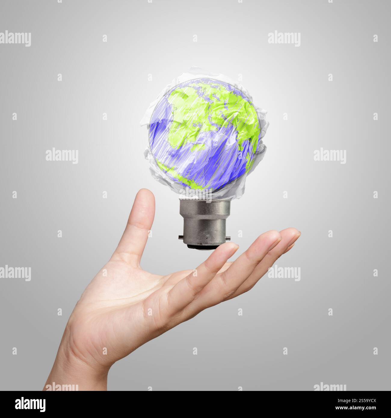 Hand mit Glühbirne Welt zerknittertes Papier als kreatives Konzept Stockfoto