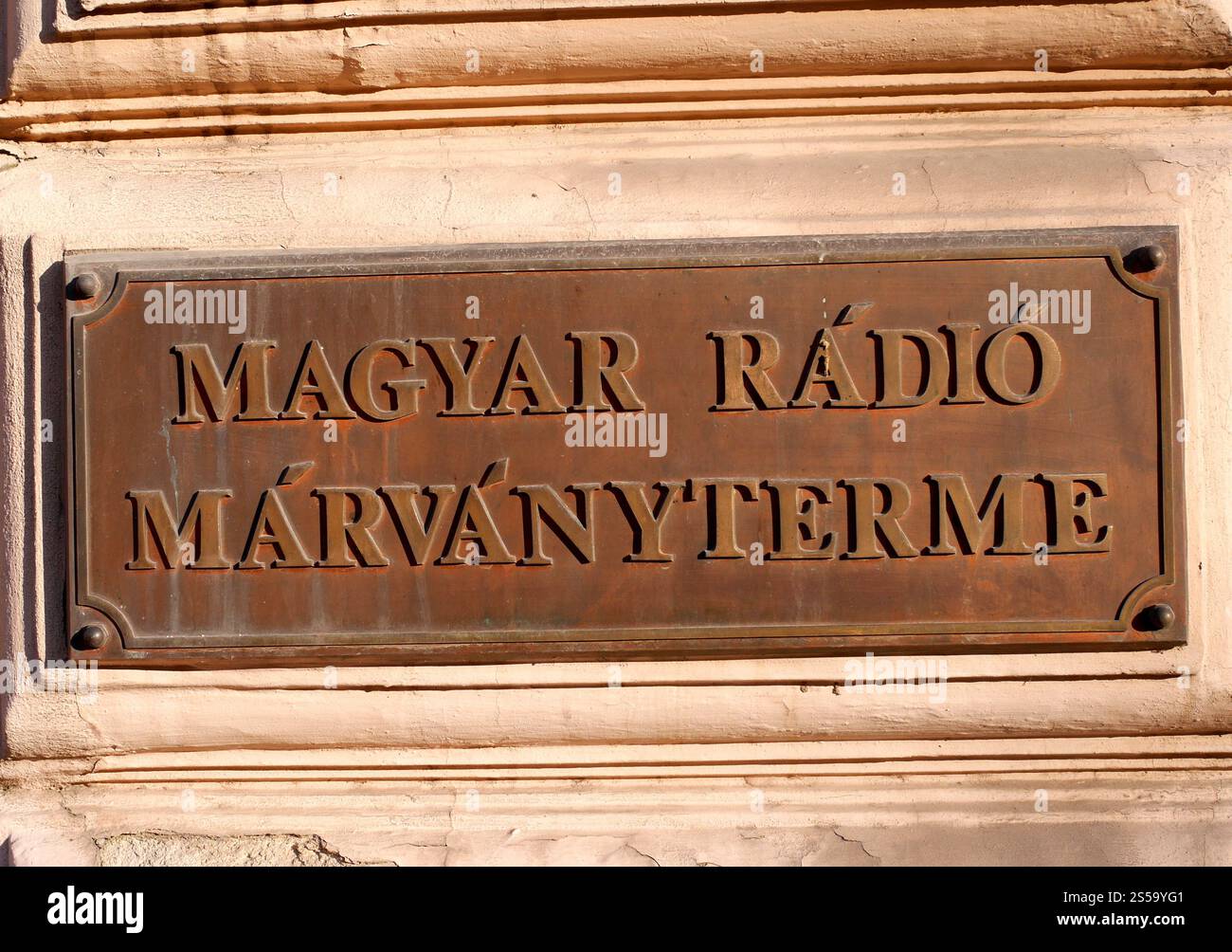 Schild am Eingang zu den ehemaligen Büros von Magyar Radio, Ungarisches Radio, die sich im Esterhazy Palota, Esterhazy Palast, Pollack Mihaly ter, Pollack Mihaly Square, Budapest, Ungarn Stockfoto