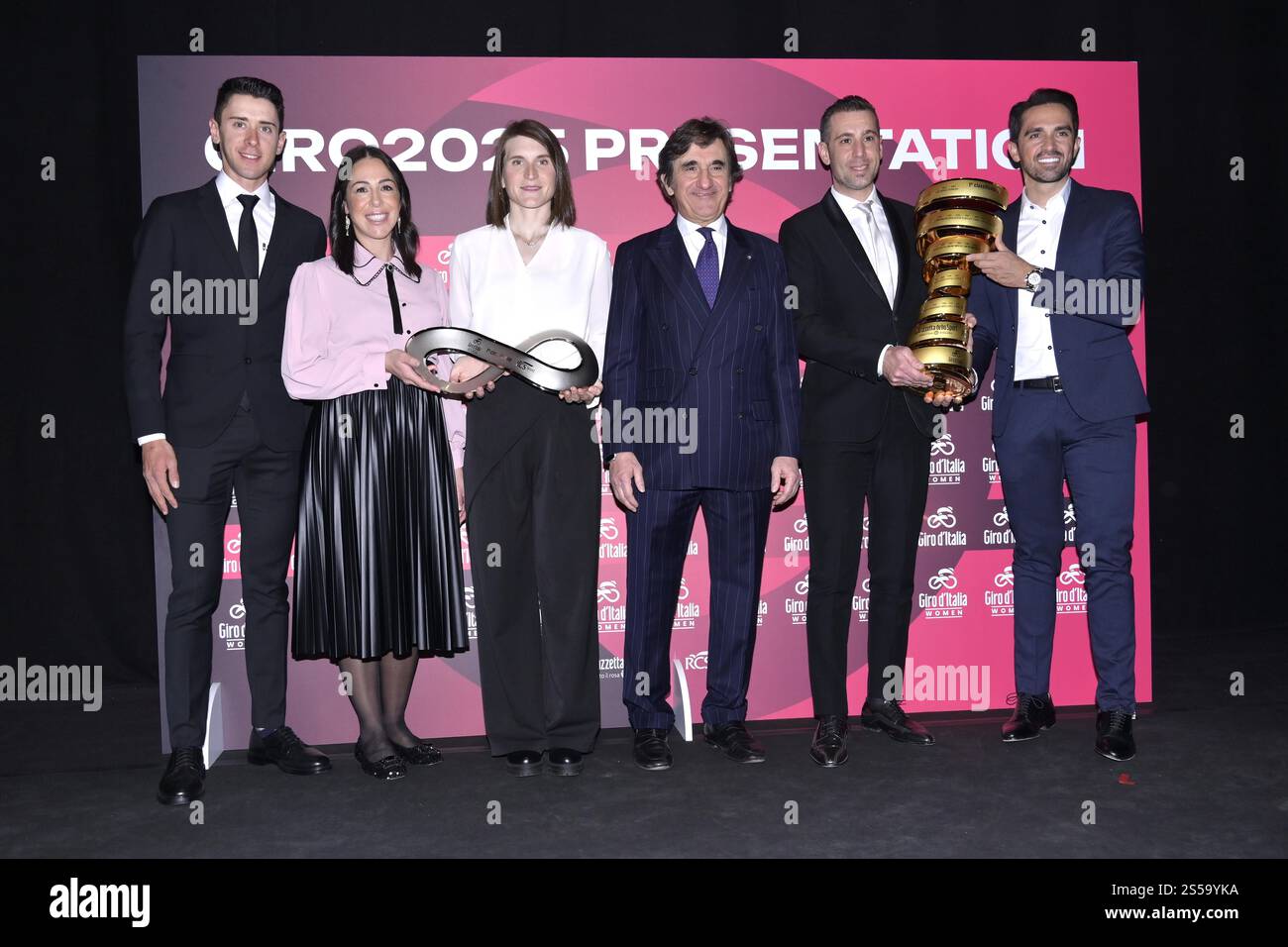 Roma, Italien. Januar 2025. Antonio Tiberi, Marta Bastianelli, Elisa Longo Borghini, RCS Media Group Inhaber Urbano Cairo, Vincenzo Nibali und Alberto Contador während der Präsentation des Giro d'Italia 2025, Giro d'Italia Rennen in Roma, Italien, 13. Januar 2025 Credit: Independent Photo Agency/Alamy Live News Stockfoto