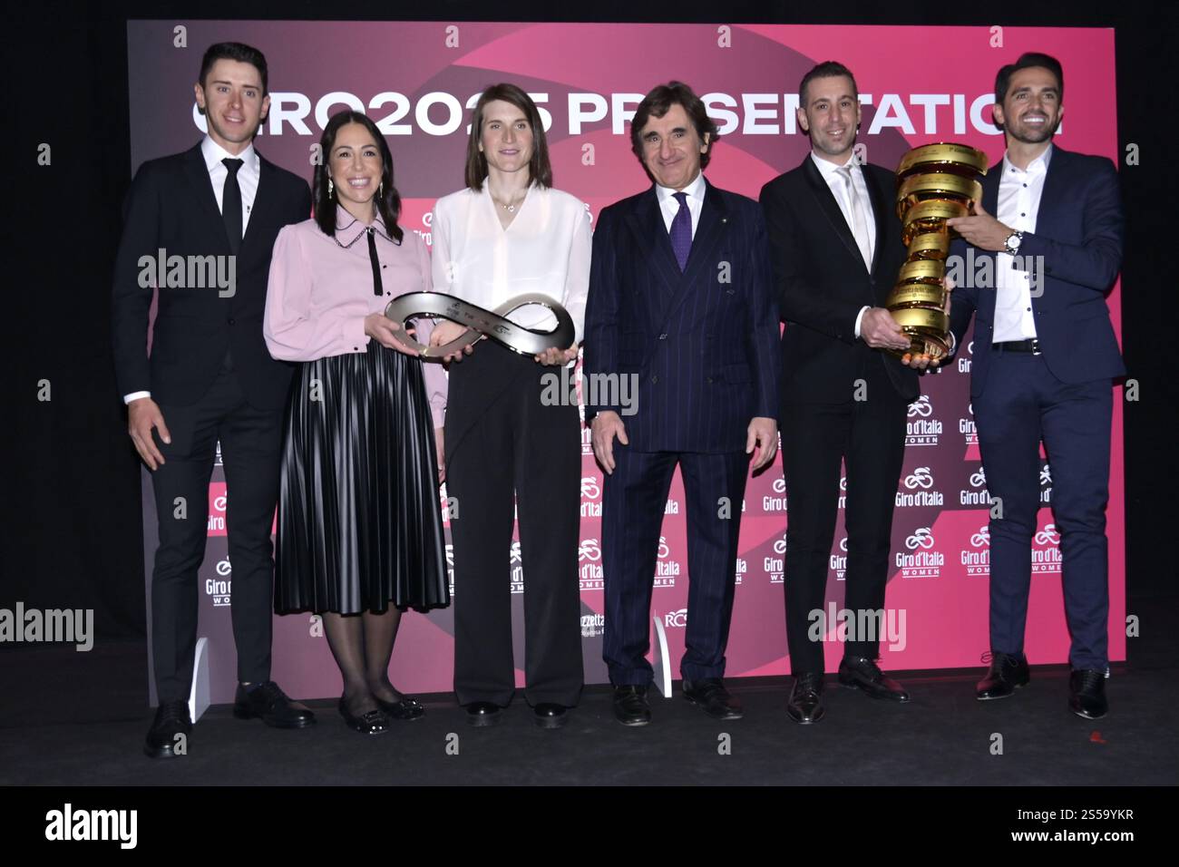 Roma, Italien. Januar 2025. Antonio Tiberi, Marta Bastianelli, Elisa Longo Borghini, RCS Media Group Inhaber Urbano Cairo, Vincenzo Nibali und Alberto Contador während der Präsentation des Giro d'Italia 2025, Giro d'Italia Rennen in Roma, Italien, 13. Januar 2025 Credit: Independent Photo Agency/Alamy Live News Stockfoto