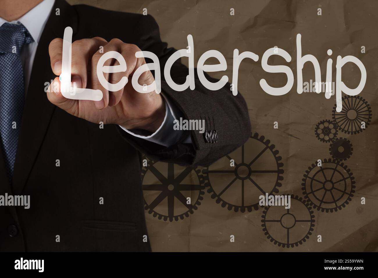 Geschäftsmann Handschrift Führung Geschick mit Getriebe auf zerknüllter Papierkorb Background als Konzept Stockfoto