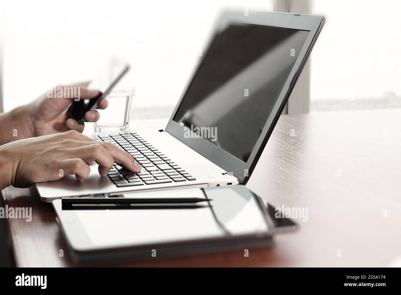Nahaufnahme der Geschäftsmann auf Laptopcomputer arbeiten auf Holz Schreibtisch als Konzept Stockfoto