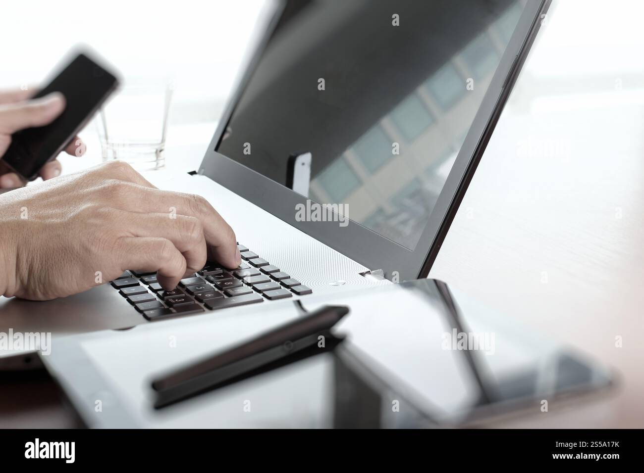 Nahaufnahme der Geschäftsmann auf Laptopcomputer arbeiten auf Holz Schreibtisch als Konzept Stockfoto