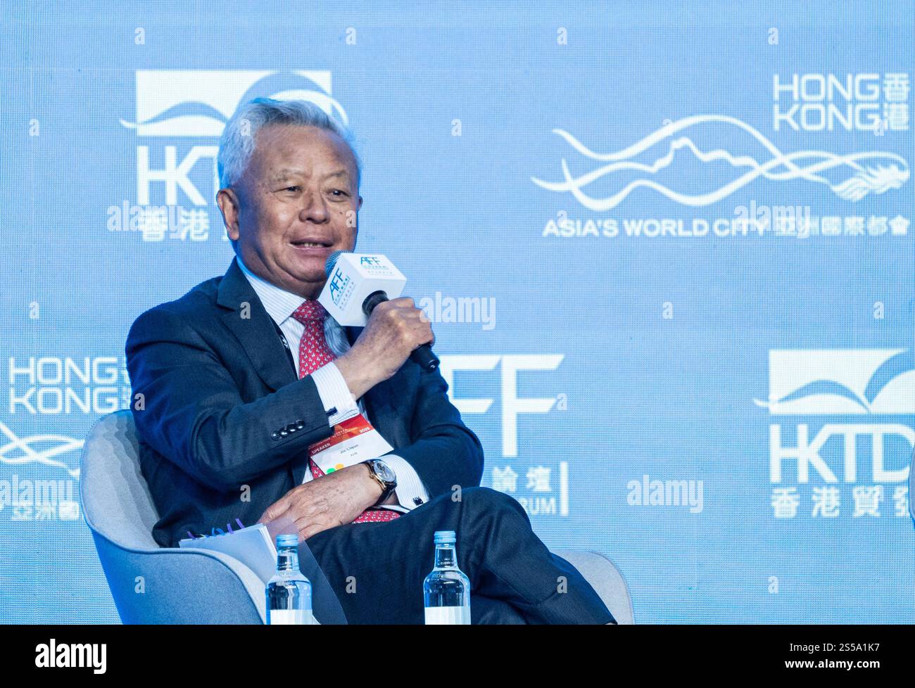 Hongkong, China. 14. Januar 2025. Jin Liqun, Präsident und Vorsitzender des Verwaltungsrats der Asiatischen Infrastrukturinvestitionsbank (AIIB), nimmt am 18. Asiatischen Finanzforum (AFF) am 14. Januar 2025 im Hong Kong Convention and Exhibition Centre in Hongkong, China, an Dialogen für morgen - Asia Dialogue on Post COP29 Implementation: Enhanced Climate Ambition and Enable Financing Action Teil. Quelle: Hou Yu/China News Service/Alamy Live News Stockfoto