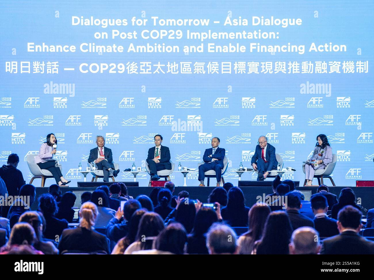 Hongkong, China. 14. Januar 2025. Jin Liqun (L2), Präsident und Vorsitzender des Verwaltungsrats der Asiatischen Infrastruktur-Investitionsbank (AIIB), nimmt am 14. Januar 2025 im Hong Kong Convention and Exhibition Centre in Hongkong, China, an den Dialogen für morgen - Asia Dialogue on Post COP29 Implementation: Enhanced Climate Ambition and Enable Financing Action Teil. Quelle: Hou Yu/China News Service/Alamy Live News Stockfoto
