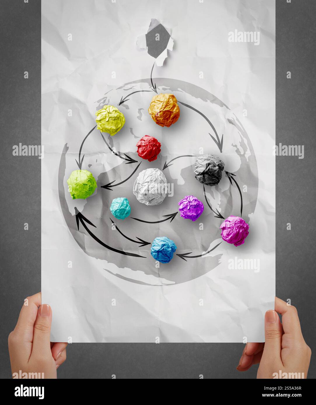 Hand zeigt Farben zerknittertes Papier als soziales Netzwerk-Struktur auf faltige Papier Kreativkonzept Stockfoto