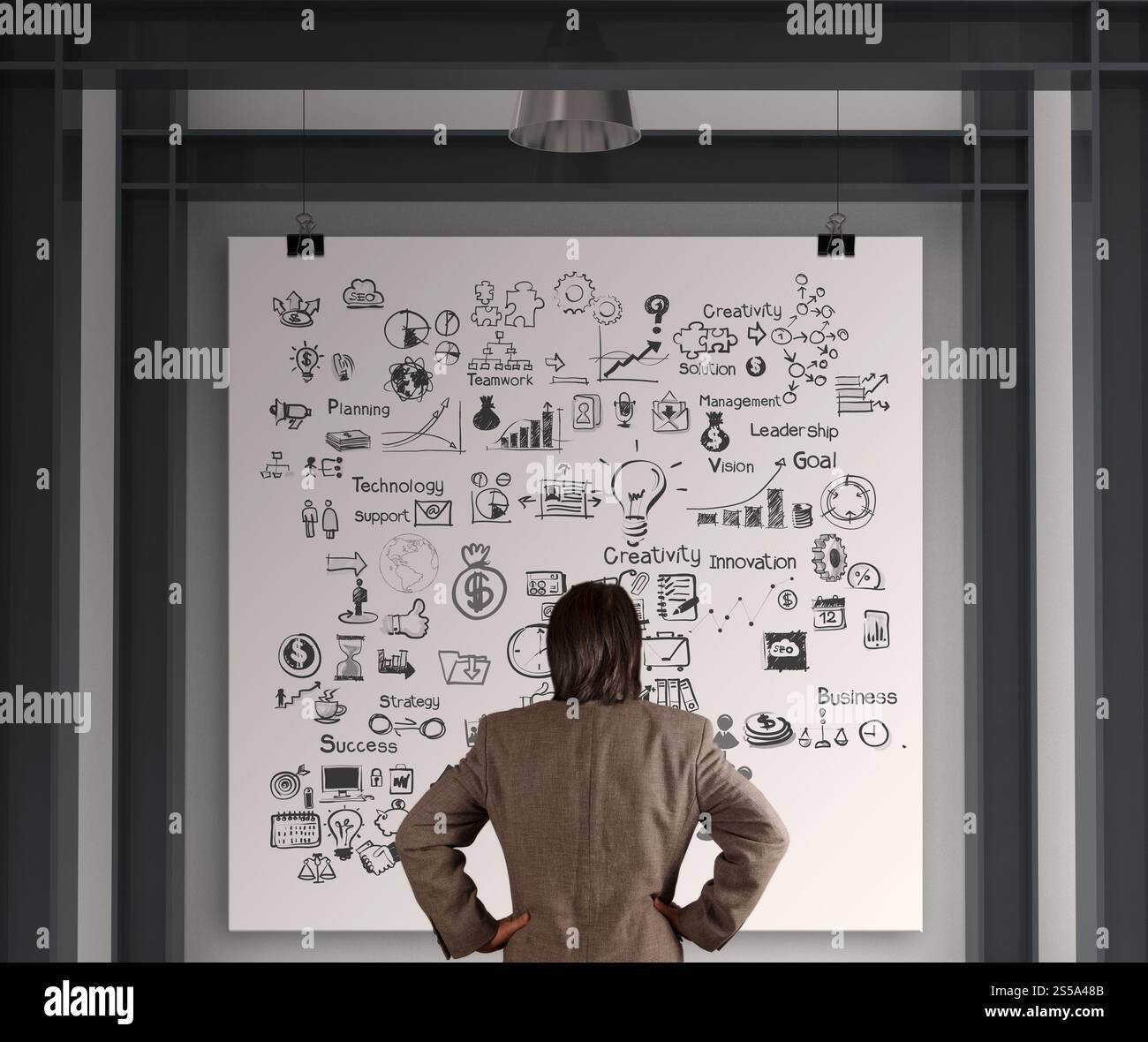 Geschäftsmann, der Geschäftskonzept auf einem Poster mit Kompositionswand sieht Stockfoto