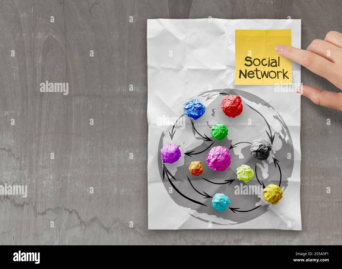 zerknittertes Papier Farben als soziales Netzwerkstruktur auf faltige Papier Kreativkonzept Stockfoto