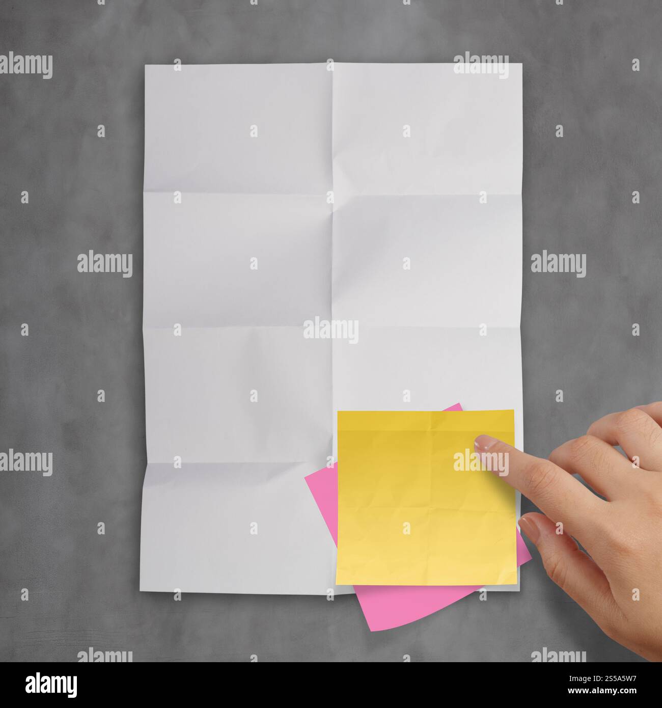 Haftnotizen auf Recycling zerknittertes Papierhintergrund als Konzept Stockfoto