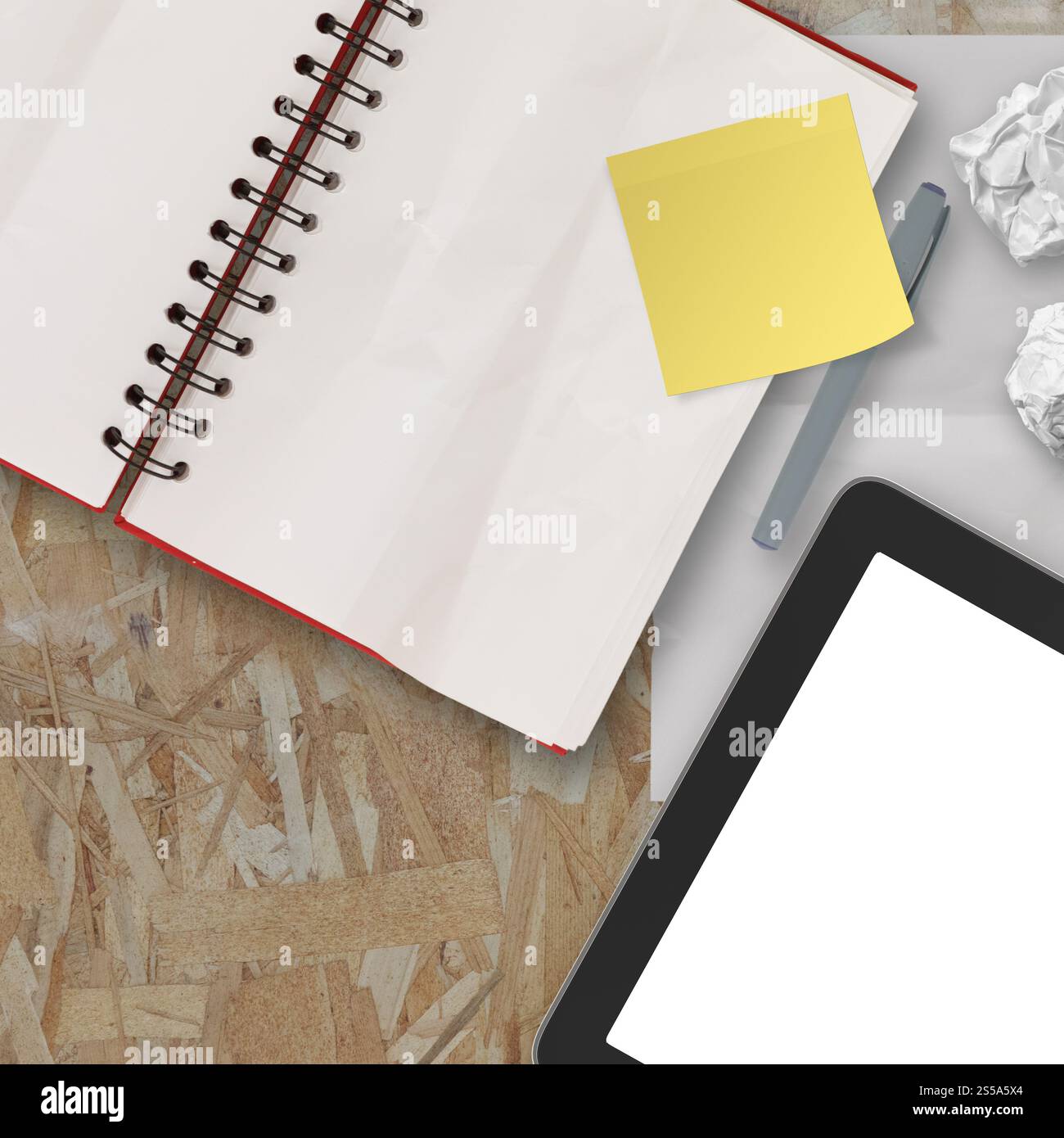 Notizbuch und Stift und Tablett auf Recycling Holz Tabellenhintergrund Stockfoto