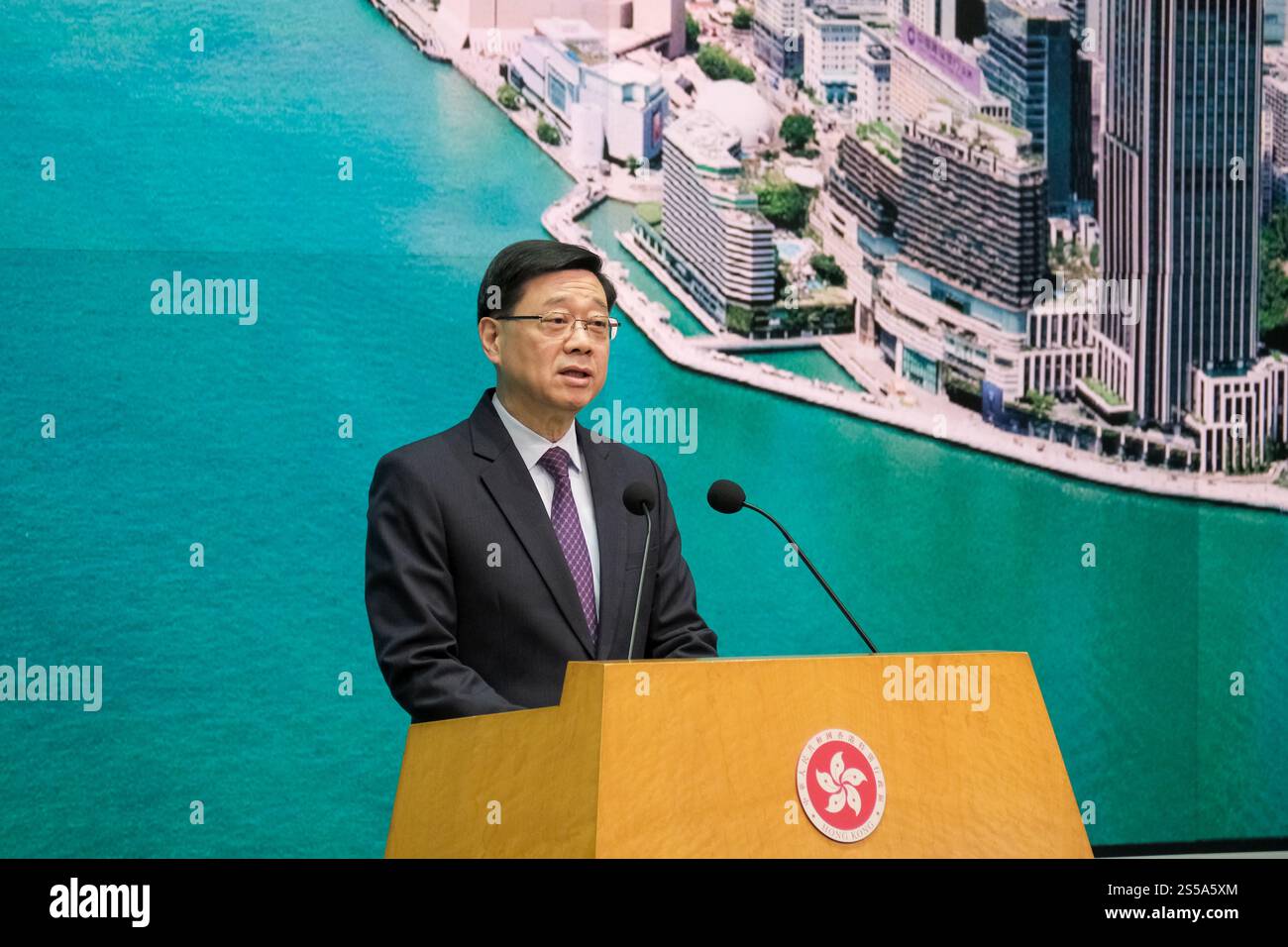 Hongkong, China. 14. Januar 2025. Hong Kong Chief Executive John Lee Ka-chiu spricht vor einer Sitzung des Executive Council am 14. Januar 2025 in Hongkong, China, vor den Medien. Inhaber eines Hongkong-Passes, der Saudi-Arabien besucht, haben ab dem 15. Januar ein Visum bei der Ankunft in bestimmten Häfen, wie der Hongkonger Chef John Lee Ka-chiu bekannt gab. Quelle: Chen Yongnuo/China News Service/Alamy Live News Stockfoto