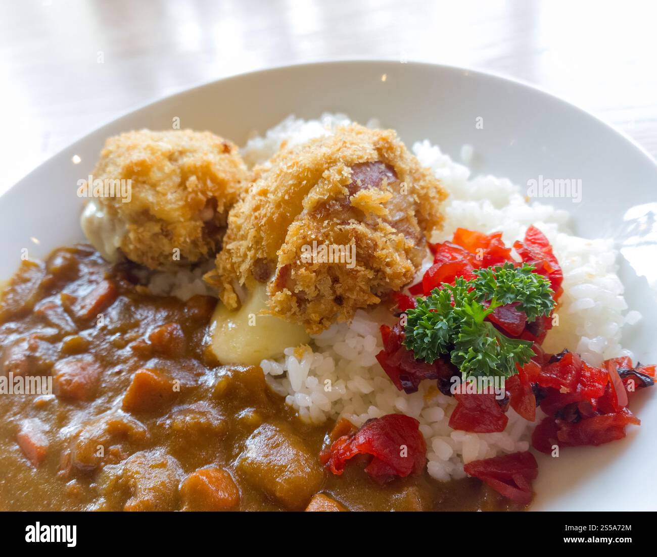 Curry mit Reis auf Holztisch im japanischen Stil Stockfoto