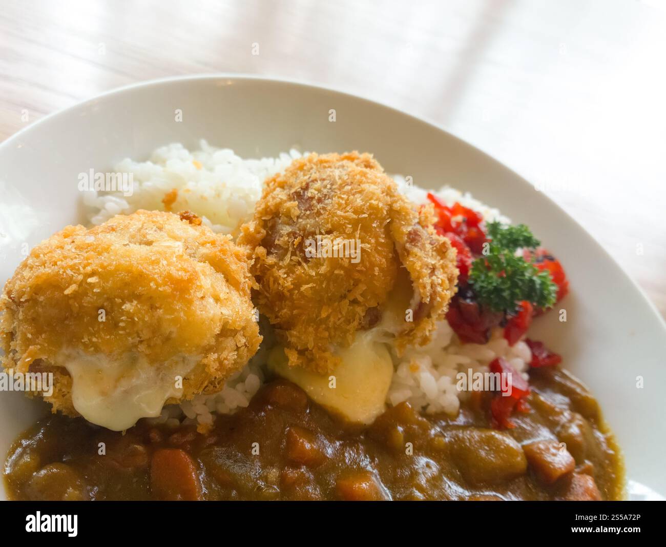 Curry mit Reis auf Holztisch im japanischen Stil Stockfoto