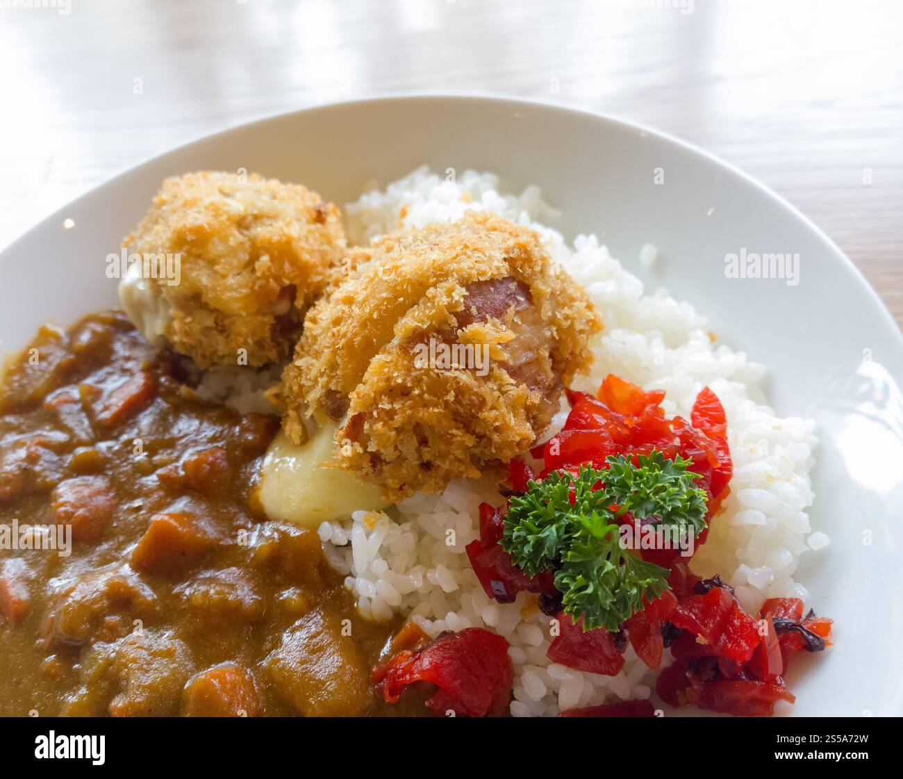 Curry mit Reis auf Holztisch im japanischen Stil Stockfoto