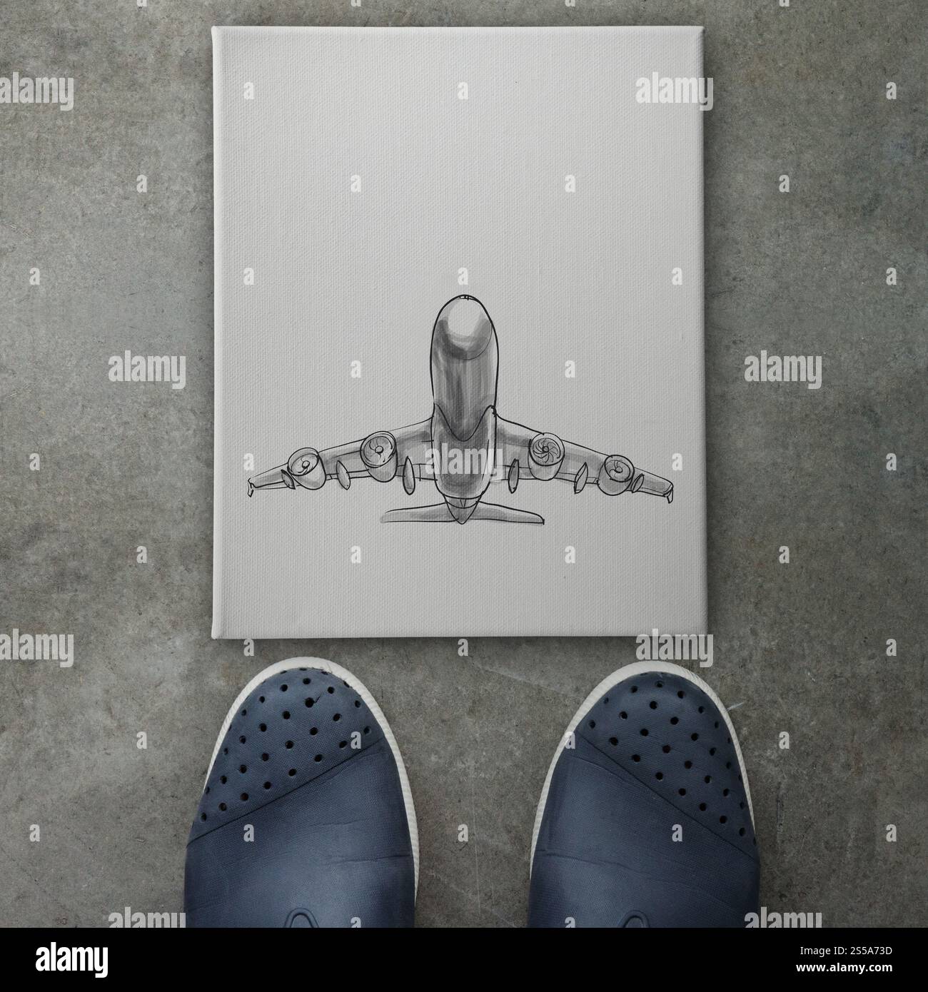 Flugzeug von Hand gezeichnet auf Leinwand Brett auf Vorderseite des Geschäfts Mann Füße als Konzept Stockfoto