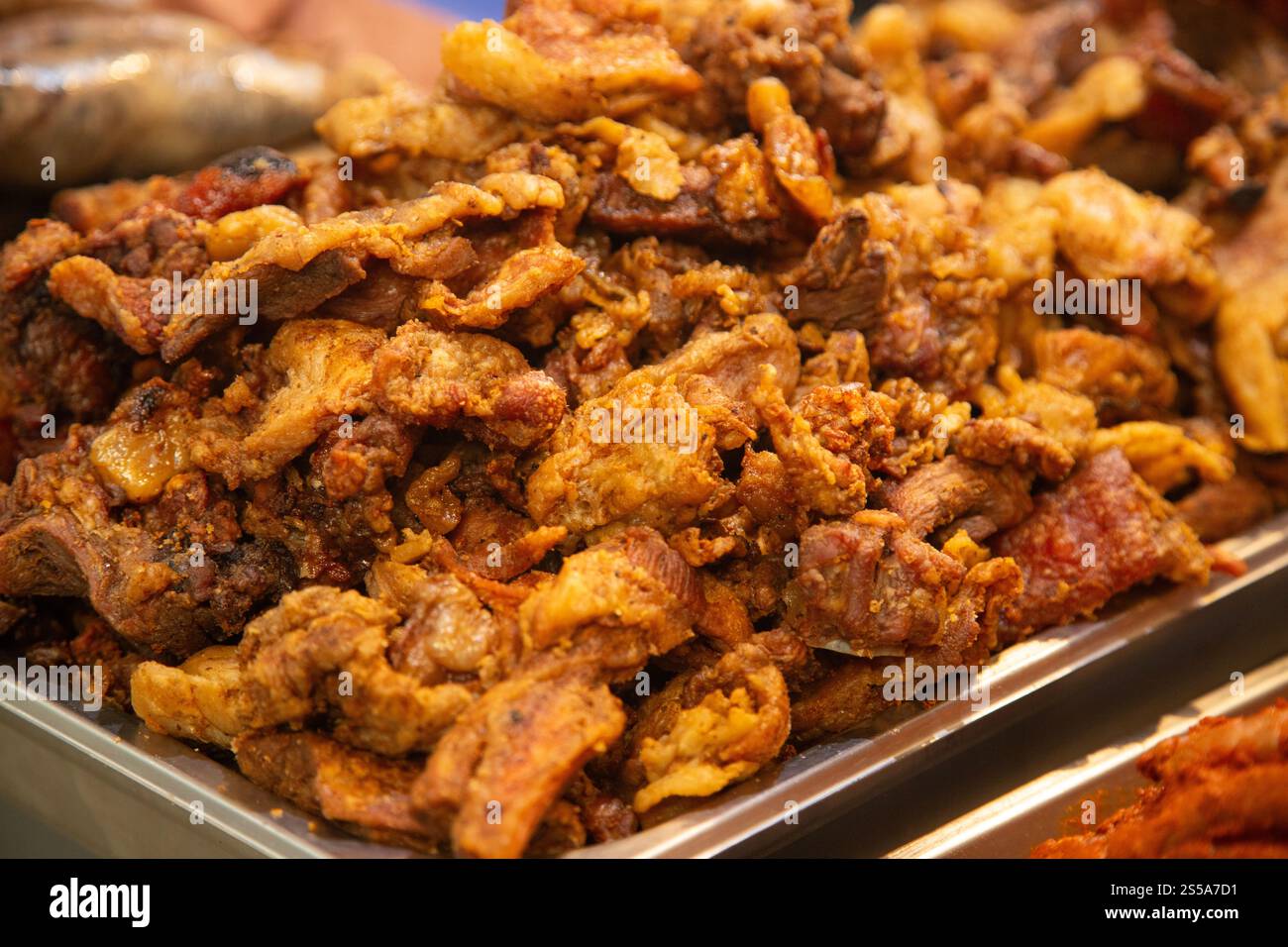 Frittierte Schweineschalen in einer Metzgerei auf dem Abastos-Markt in Oaxaca, Mexiko. Stockfoto
