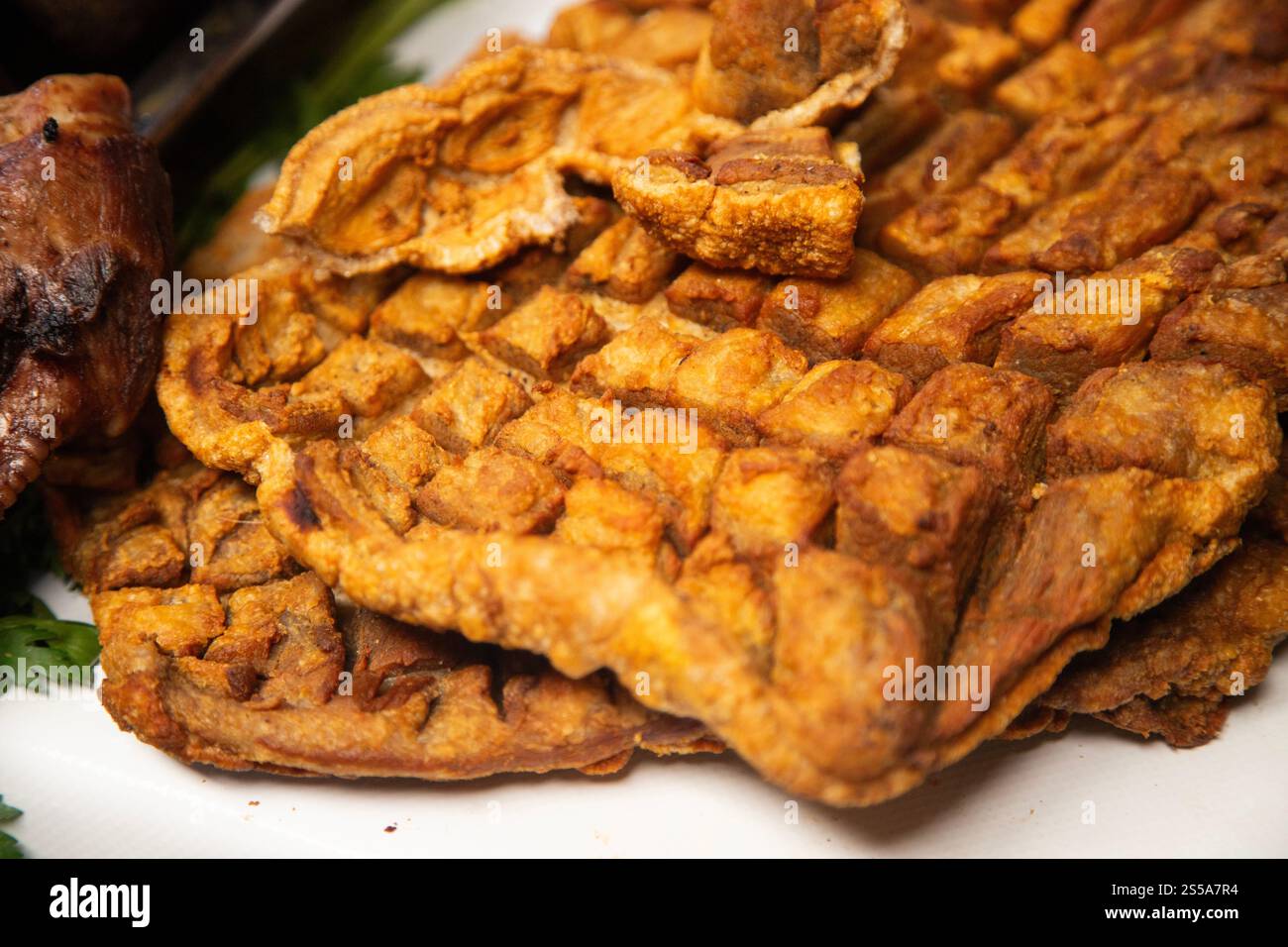 Frittierte Schweineschalen in einer Metzgerei auf dem Abastos-Markt in Oaxaca, Mexiko. Stockfoto