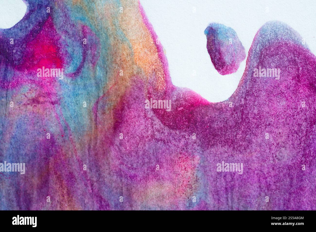 Abstrakte vibrierende mehrfarbige nasse Farbe wirbeln auf weißem strukturiertem Papierhintergrund. Lila Orange und rosa Neonfarben Stockfoto