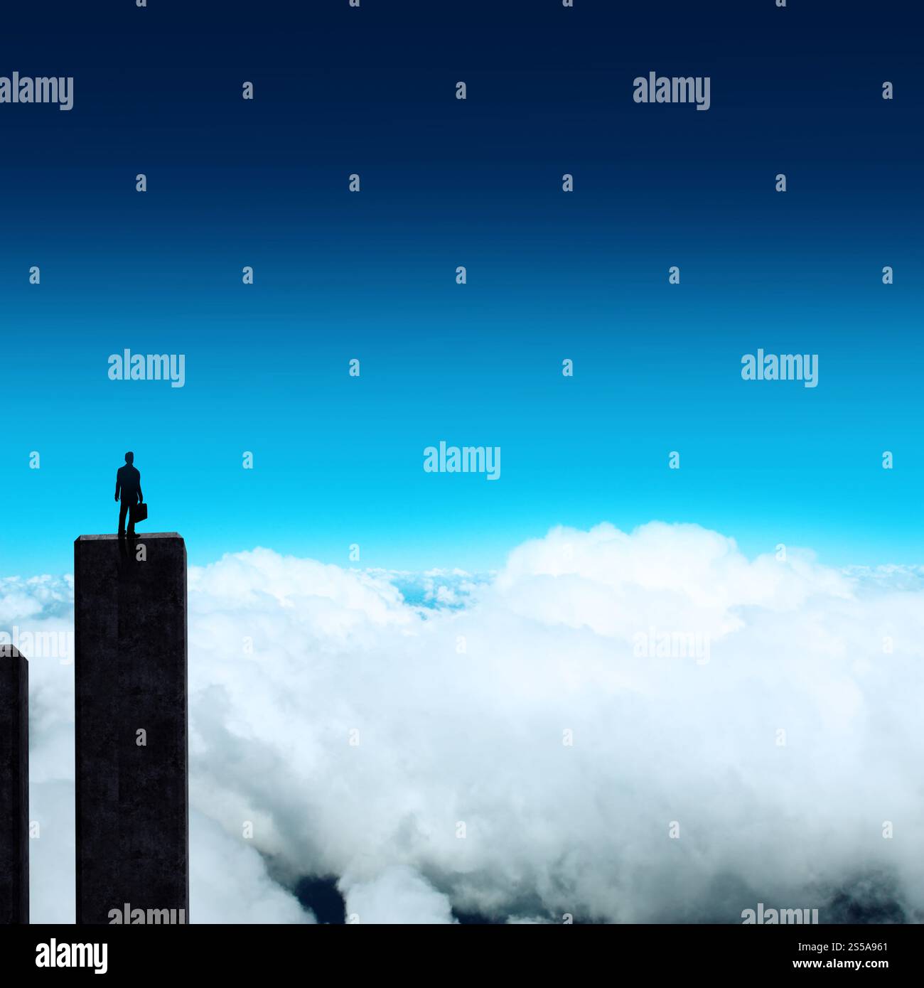 Geschäftsmann steht erfolgreich am Aufbau Top auf der Suche nach der Zukunft als Konzept Stockfoto