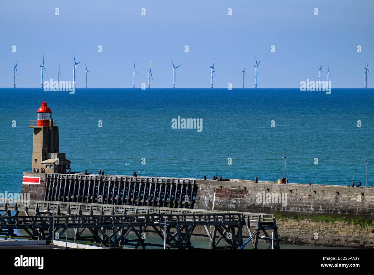 Fécamp (Normandie, Nordfrankreich): Blick auf den Offshore-Windpark Fecamp. Offshore-Windturbinen von der Küste aus gesehen, vom Hafendeich. Der Sieg Stockfoto